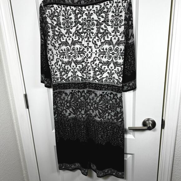 Chico’s Size 1 US 8/10 3/4 Sleeve Sheath Knee Length Black White Gray Stretch - Picture 3 of 12